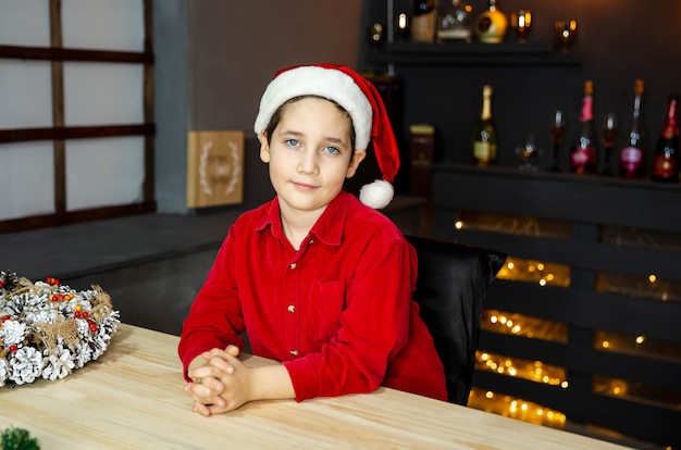 портрет мальчика дома на Рождество