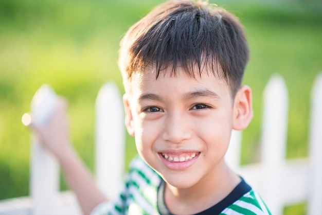 写真 自然の中で肖像画の少年