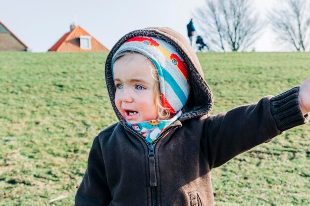 Foto ritratto di un ragazzo che guarda lontano sul campo