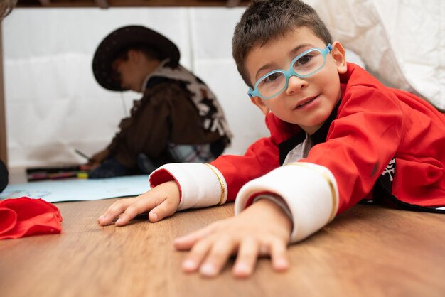 Photo portrait of boy lying on floor at home