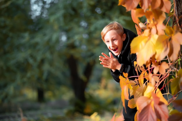 Photo portrait of boy in park during autumn