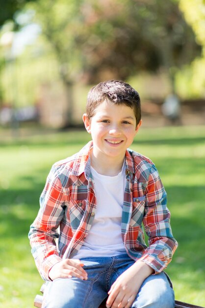 Photo portrait of boy at park