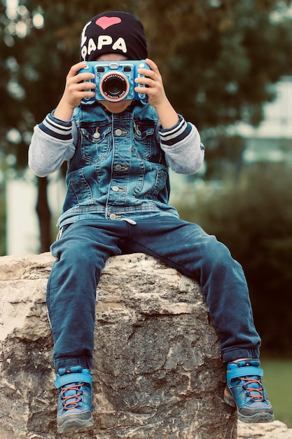 Foto ritratto di un ragazzo che fotografa