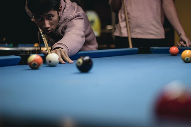 Photo portrait of boy playing pool