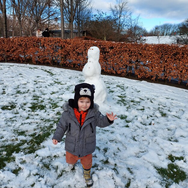 Photo portrait of boy playing in snow