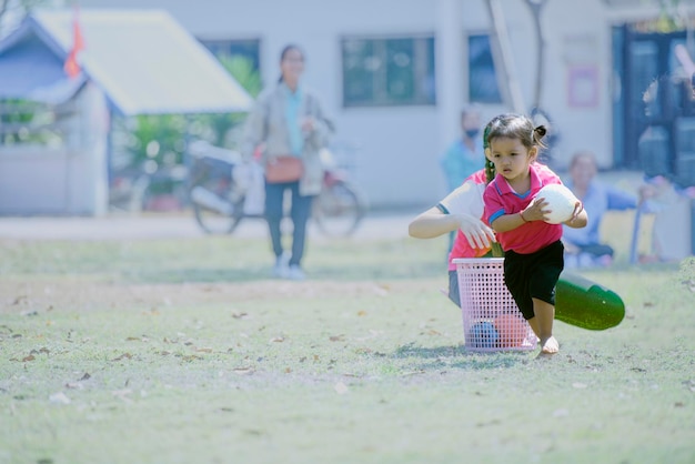 フィールドでボールで遊ぶ少年の肖像画