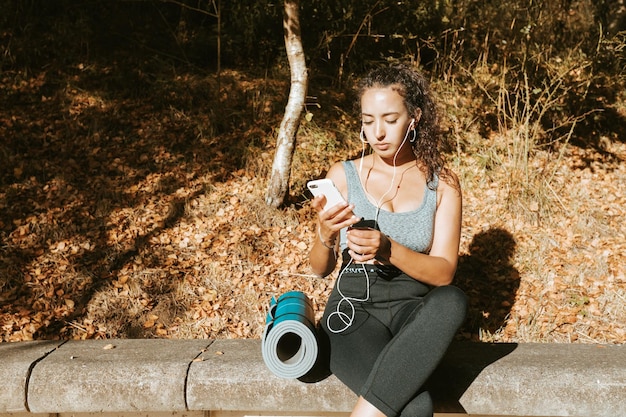 Foto ritratto di un ragazzo che gioca con la telecamera