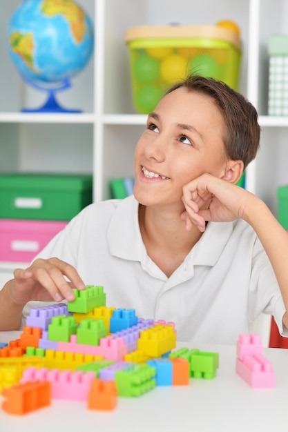 カラフルなプラスチックブロックで遊ぶ少年の肖像画