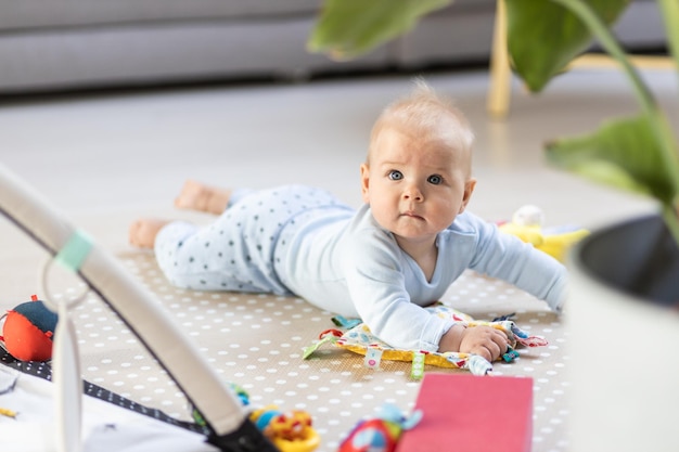 Photo portrait of boy playing with toy