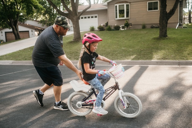 Photo portrait of boy riding bicycle on street