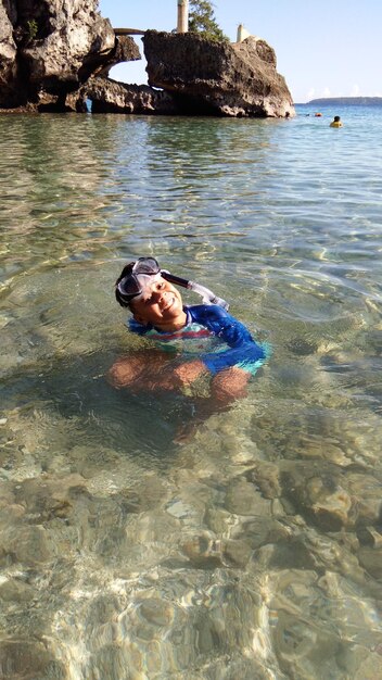 Foto ritratto di un ragazzo in mare