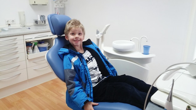 歯科診療所に座っている男の子の肖像画