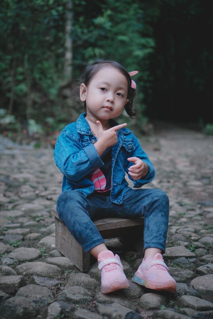 Photo 岩の上に座っている男の子の肖像画