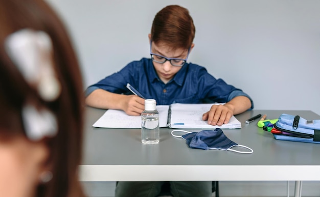 Photo portrait of boy sitting on table