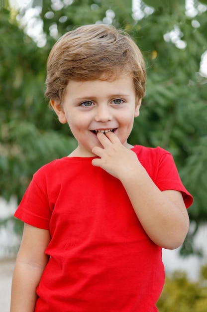 Foto ritratto di un ragazzo sorridente