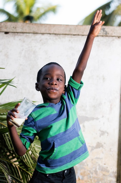 Photo portrait of boy standing against wall