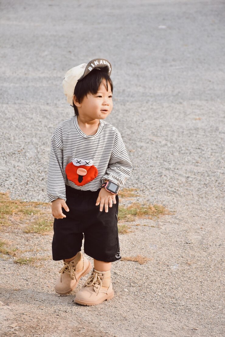 Photo ビーチに立っている少年の肖像画