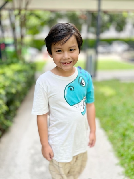 Photo portrait of boy standing on field