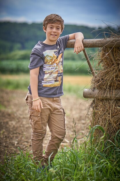 Photo portrait of boy standing on field