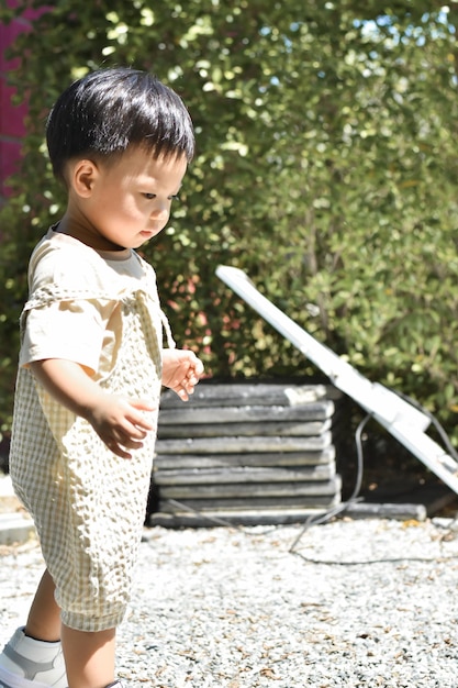 Photo portrait of boy standing on field