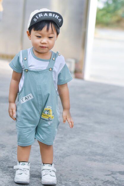 Photo portrait of boy standing on street