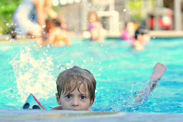 Foto ritratto di un ragazzo che nuota in piscina