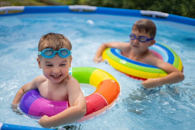 Foto ritratto di un ragazzo che nuota in piscina