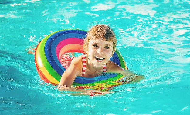 Foto ritratto di un ragazzo che nuota in piscina