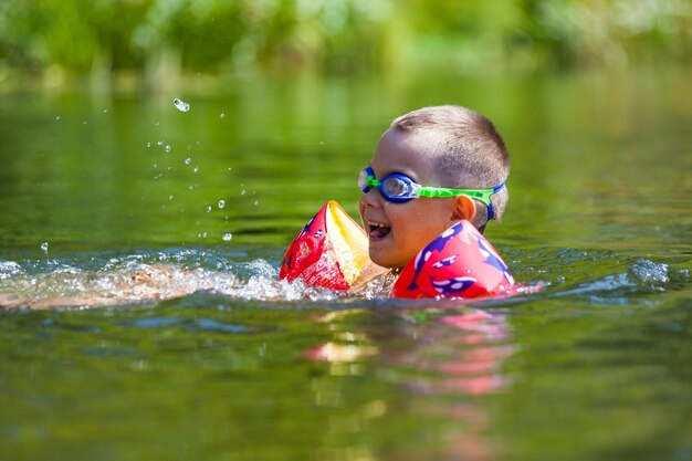 Foto ritratto di un ragazzo che nuota in acqua