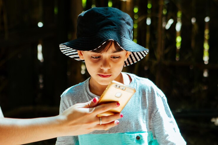 Photo portrait of boy using mobile phone