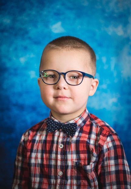 Photo portrait of boy wearing eyeglasses