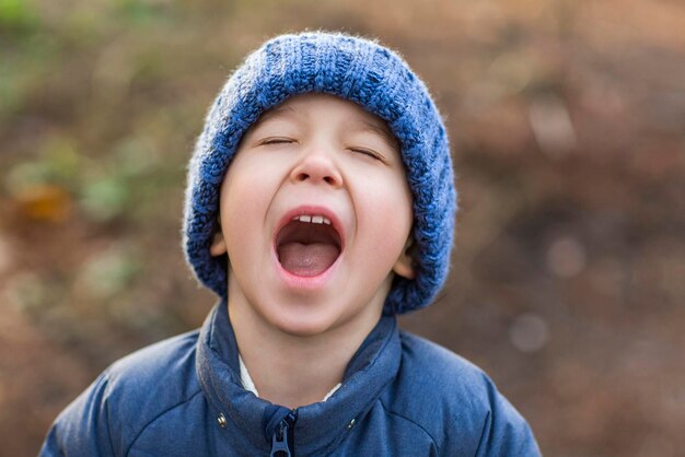 Photo portrait of boy wearing hat