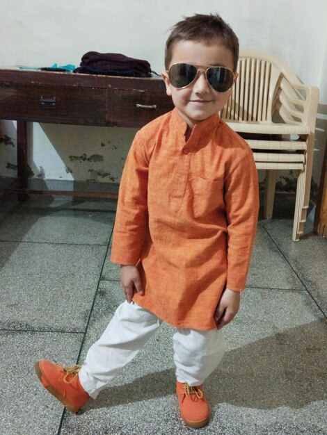 Photo portrait of boy wearing sunglasses