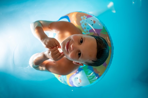 Photo portrait of boy with balloons