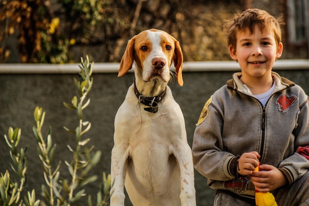 Photo portrait of boy with dog outdoors