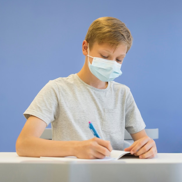 Foto ragazzo ritratto con maschera