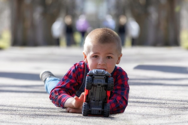 Photo portrait of boy with toy