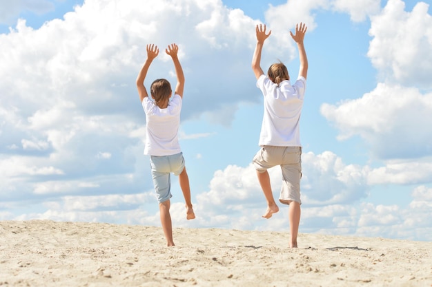 夏の日のビーチで男の子の肖像画