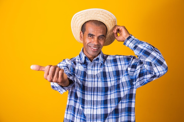 FestaJuninaxAの典型的な服を着ているブラジル人男性の肖像画