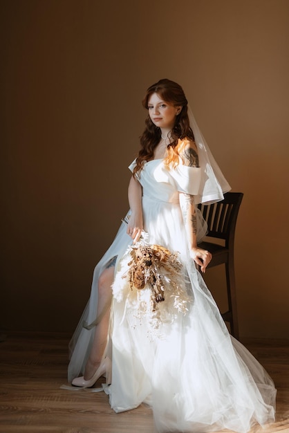 白いウェディング ドレスに赤い髪の花嫁の女の子の肖像画