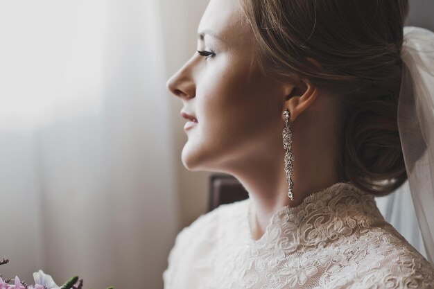 Photo portrait of the bride near the window 3855