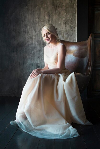 Photo portrait of bride sitting on chair