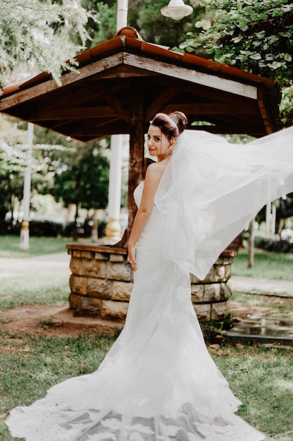 Photo portrait of bride standing in park