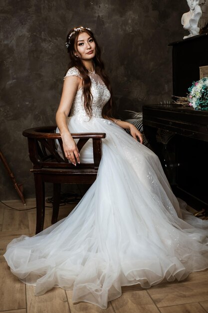 Photo portrait of bride wearing dress standing at home