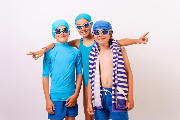 Ritratto di fratelli vestiti in costume da bagno per lezioni di nuoto in piscina sfondo bianco