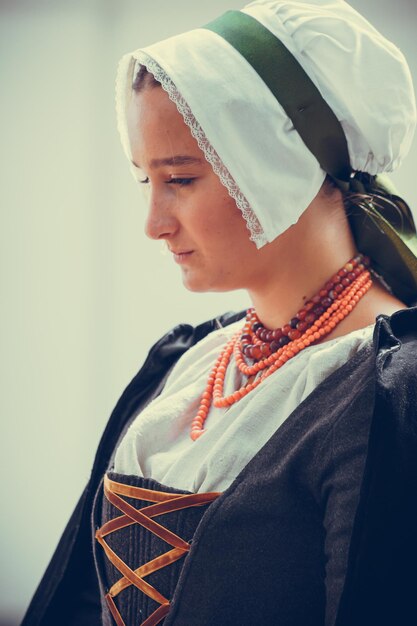 Foto ritratto di una donna bruna vestita con abiti barocchi storici