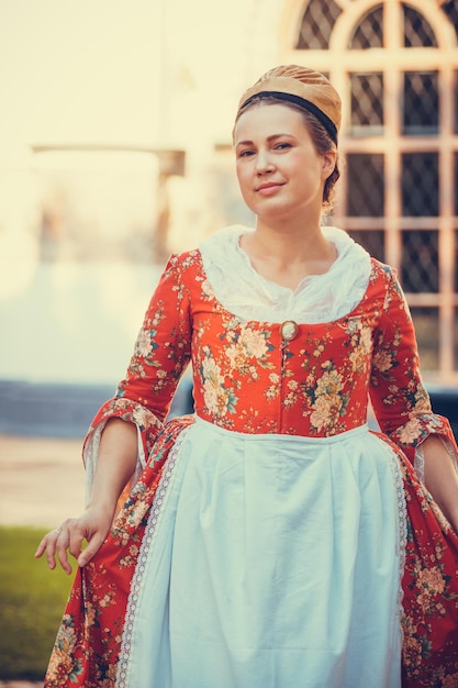 Photo portrait of brunette woman dressed in red historical baroque clothes