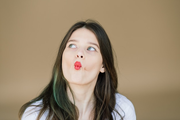 Photo portrait of brunette woman with blue eyes