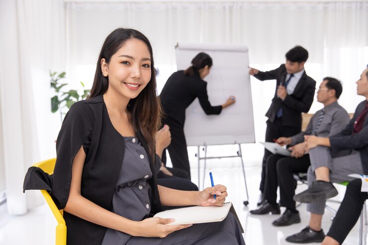 オフィスの会議室でポートレート ビジネス エグゼクティブ女性スマート アジア女性若い新世代リーダー