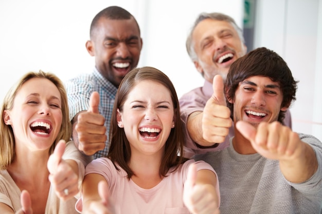 Photo portrait of business colleagues gesturing